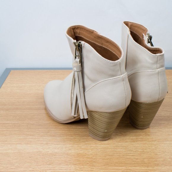 Quipid Zip Up Ankle Bootie Cream With Tan Heel Size 6.5 Tassle Zipper Pull - Picture 4 of 10